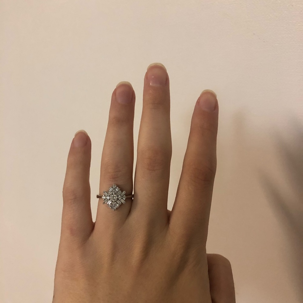 Women’s Diamond Ring - Picture 2 of 4